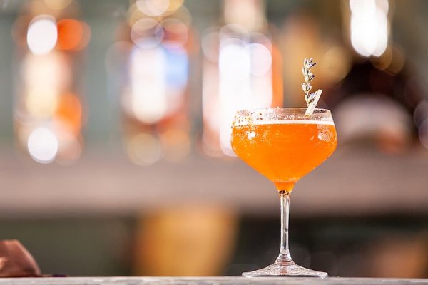 Quelles sont les étapes clés pour mettre en place une bibliothèque participative dans un petit village ?