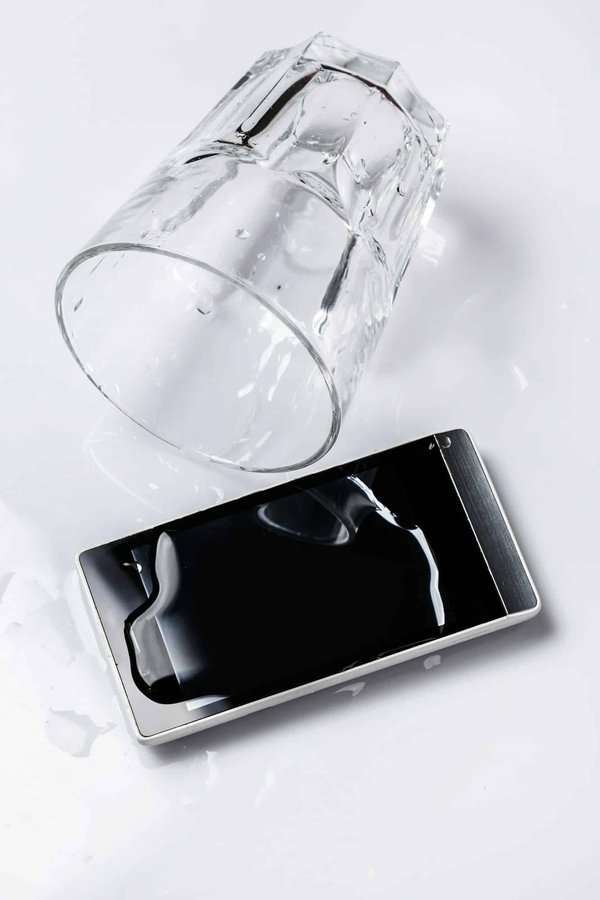 Iphone tombe dans l'eau : top 5 conseils pour le sauver