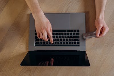 Carte bancaire pour mineur : guide pratique et conseils essentiels